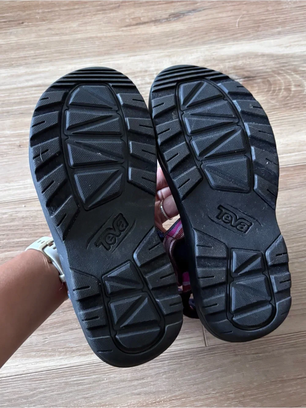 Teva girls size 3 Guc normal wear - Picture 3 of 5